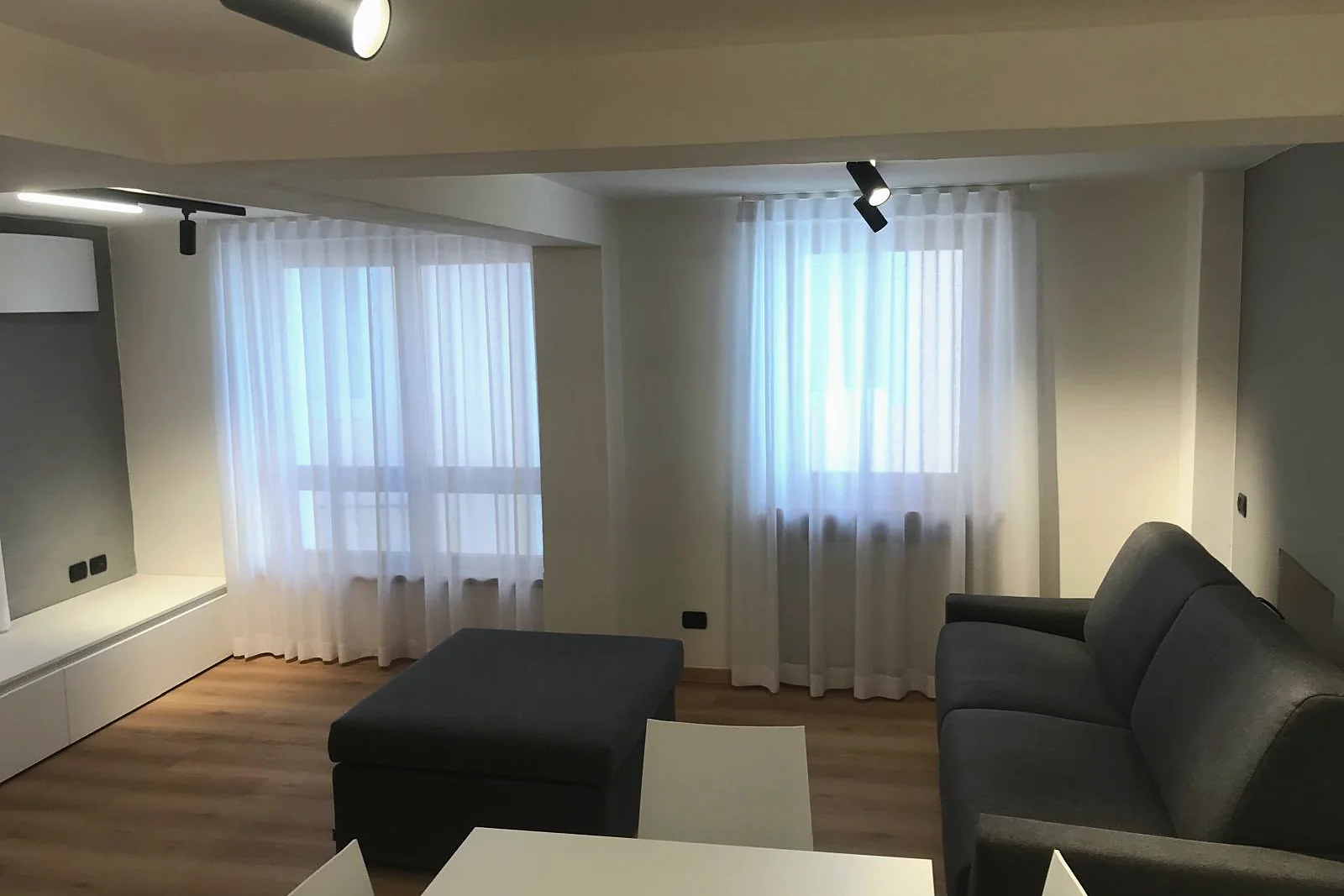 Tende trasparenti su due finestre affiancate, soggiorno