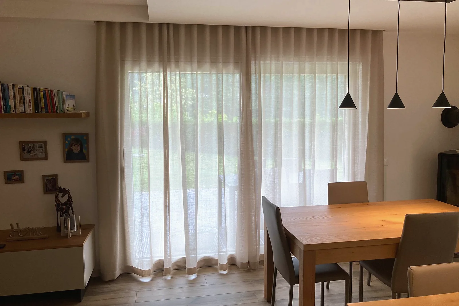Tende a onda su portafinestra, sala da pranzo aperta sul giardino